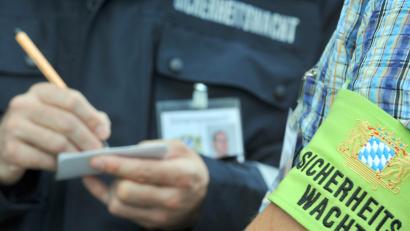 Symbolbild: Stefan Puchner/dpa
Die Sicherheitswachten unterstützen die Polizei.