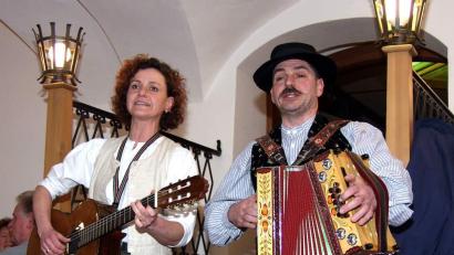 Archivbild: u
Beim Kirwaaaussingen nahm die Hirschauer Feieraoumdmuse mit Sepp und Anette Strobl das Stadtgeschehen aufs Korn. Sie avancierten mit zu den bekanntesten Coupletsängern der Oberpfalz.