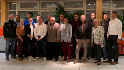 Bild: Sylvia Beck/exb
Vorsitzender Christian Liebl (rechts) und Zweite Bürgermeisterin Gabi Wittleben (vorne, Zweite von links) ehrten (vorne, von links) Matthias Kurz, Nathalie Fleischmann, Günter Luber, Heinrich Ackermann, Konrad Mauderer, Erwin Schäffler und Gabriele Beck sowie (hinten, von links) Thomas Schießl, Markus Gsödl, Günter Irlbacher, Ernst Röhl, Philipp Götz, Oliver Schäffler und Stefan Ostler.