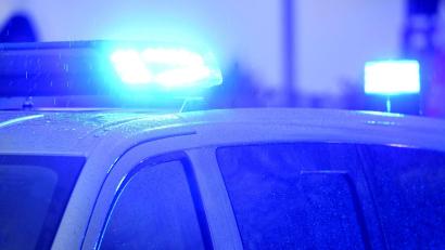 Bild: Carsten Rehder/dpa/Symbolbild
Blaulichter leuchten auf dem Dach eines Polizeifahrzeugs.