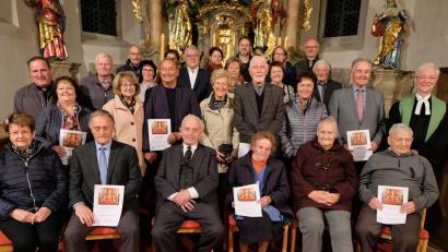 Bild: le
Pfarrer Wilfried Römischer (rechts) feierte mit den Ehejubilaren in St.-Johannes-Baptista einen Festgottesdienst.