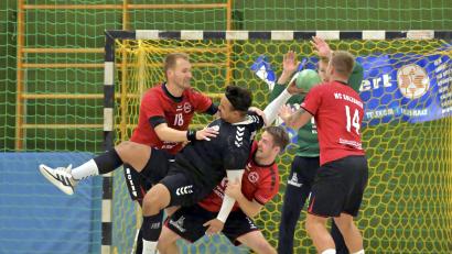 Bild: Hubert Ziegler
Die Sulzbacher Fabian Rohrbach (links) und Stefan Ströhl (Dritter von links.) müssen in dieser Szene energisch zupacken, um Marvin Hoppe (Zweiter von links) von der SG Regensburg II in Griff zu bekommen. Lukas Lesak (rechts) und Torhüter John Niclas Martin (hinten) vom HCS sind in der Beobachterposition.