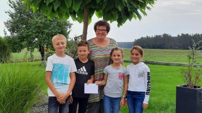 Bild: Klinikum/Tröster/exb
Die vier Spender (von links), Florian Tröster, Johannes Liegl, Lena Potyka und Emma Reinwald, mit Karin Borchers vom Kinderpalliativteam