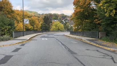 Bild: Andreas Royer
Die Generalsanierung der im Jahr 1982 gebauten Maintenon-Brücke im Stadtteil Rosenberg ist für das Jahr 2024 angedacht. Salzwasser hat hier massive Schäden an den Gehsteigkappen und an der Bewehrung verursacht. Die Kosten dafür dürften sicher im Millionen-Euro-Bereich liegen.