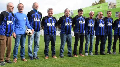 Bild: Büttner, Gerhard
Die ehemaligen Schüler-Oberpfalzmeister der SpVgg Weiden trafen sich nach 50 Jahren wieder. Von links: Günter Grau, Erich Dippl, Hans Pausch, Raimund Schleicher, Klemens Hartich, Werner Fröhlich, Heinrich Stadler, Ludwig Schreier, Claus Zick, Florian Hinterberger. Es fehlt Joschi Nagy.