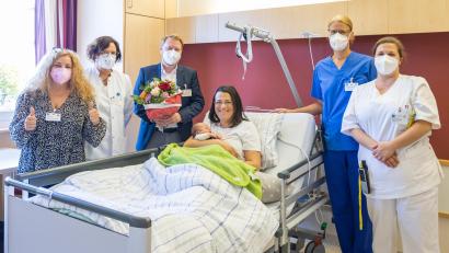 Bild: Michael Vogl/exb
Stationsleiterin Ute Hilpert, Chefärztin Dr. Susanne Merl, Geschäftsführer Dr. Martin Baumann, Hebamme Christiane Hinum und Kinderkrankenschwester Gloria Dollinger (von links) gratulieren der Mutter Christina Graf.