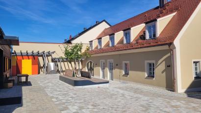 Bild: Marktgemeinde Plößberg/exb
Der Innenhof des neu sanierten Generationentreffs in der Blumenstraße 22 in Plößberg: Am Dienstag, 25. Oktober, ist der Festakt zur Eröffnung.