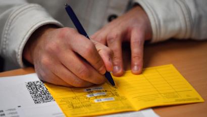 Bild: Martin Schutt/dpa
Wegen der Verwendung eines gefälschten Impfpasses musste sich eine 19-Jährige vor dem Jugendgericht verantworten.