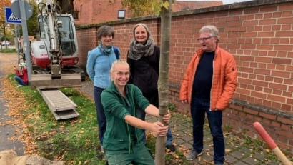 Bild: Claudia Ried/exb
Eine Linde erinnert an den kürzlich verstorbenen Helmut Wilhelm (von links): Ina Schleicher (Grüne), Maria Seidl (Firma Lobinger) sowie Simone Maaß und Hans-Jürgen Bumes (beide Grüne).