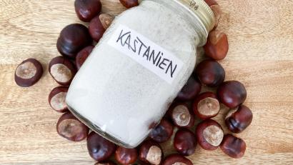 Bild: Simone A. Mayer/dpa
Wer frische Kastanien im Herbst sammelt und zu einem Sud verarbeitet, bekommt ein kostenloses, natürliches Waschmittel.