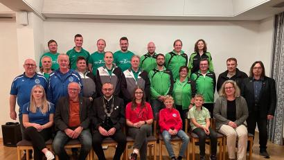 Bild: fjo
Vor allem den Jüngsten gilt die Aufmerksamkeit bei der Sportlerehrung, nachdem Emilio Joel Sauer, Erik Nachtmann und Lena Grötsch (sitzend, von rechts) große Erfolge verbuchen konnten.