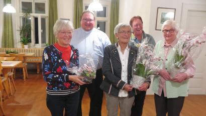 Bild: jzk
Pfarrer Sven Grillmeier und Rita Ponnath (hinten) ehrten Theresia Schenkl und Barbara Dötterl (vorne von rechts). Anna Haberkorn (vorne links) nahm für ihre Mutter Emma Müller die silberne Ehrennadel entgegen.