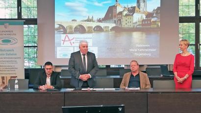 Bild: Landkreis Tirschenreuth/exb
Sachgebietsleiter Tobias Gabel, Kreisseniorenbeauftragten Peter Gold und Manfred Häfner (Betreuungsstelle) waren beeindruckt vom Vortrag von Maria Kammermeier (von links).