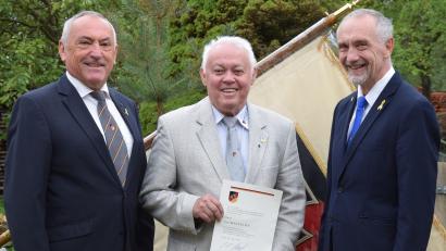 Bild: bö
Mit der höchsten Auszeichnung des Verbandes der Reservisten der Deutschen Bundeswehr wurde der Amberger Karl "Gustl" Meyfeldt (Mitte) geehrt. Dazu gratulierten der Ehrenvorsitzende der Kreisgruppe Werner Gebhard (links) und der Vorsitzende der Kreisgruppe Oberpfalz Mitte, Bertram Gebhard.(rechts).
