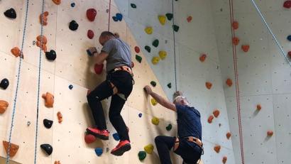 Bild: Reinhard Weber/exb
Eine tolle Aktion für diejenigen im Sport, die es während der Coronazeit ermöglich haben, den Kids trotzdem mit Sport und Bewegung die Zeit zu überbrücken.