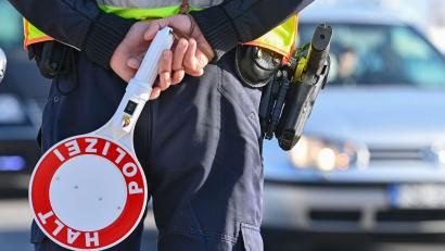 Symbolbild: Patrick Pleul/dpa-Zentralbild/ZB
Ein Polizeibeamter hält eine Winkerkelle in den Händen.