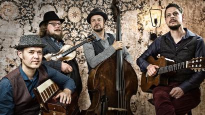 Bild: Tobias Guttmann/exb
Mit traditionellen Instrumenten wie Geige, Akkordeon, Steirischer Harmonika, Gitarre, Kontrabass und Posaune ist das Tyrol Music Project unterwegs.