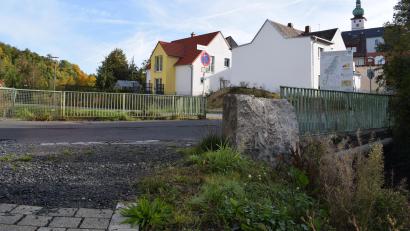 Bild: szl
Der Baustart für die Mühlbachbrücke in der Franz-Böhm-Gasse wurde auf das Frühjahr 2023 verschoben. Die Kosten sind mit 300.000 Euro veranschlagt.