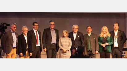 Bild: Elke Reinhart/exb
Michael Horsch (von links) moderierte den Abend. Neben ihm Roman Sorgenfrei (Lions Oberpfälzer Wald), Andreas Kneißler-Past (Rotary Club Schwandorf), Christian Schönberger (Rotary Club Stiftland), Susanne Friedrich-Kraus (Rotary Club Weiden Max-Reger), Ludwig Zitzmann (Rotary Club Weiden), Gerhard Hartfeld (Rotary Club Oberpfälzer Wald/Oberviechtach), Renate Ahrens (Lions Club Schwandorf) und Anno Beckers (Round Table Schwandorf).