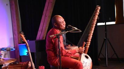 Bild: ubb
Adjiri Odametey brachte die lockere und leichte Musik seines Heimatkontinents Afrika mit ins Kunsthaus. Aber wenn auch Afrika in seinen Klängen immer mitschwang, pflegt der begnadete Weltvirtuose einen eigenen Stil, der seine Auftritte einmalig macht.