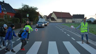 Bild: Gerd Spies
Sicher über den Zebrastreifen am Bachweg in Kümmersbruck dank der Eltern Wei Wei und Lorraine Gradl.
