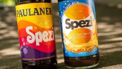Bild: Peter Kneffel/dpa
Eine Flasche des Kultgetränks "Spezi" (links) von der Großbrauerei Paulaner und eine Flasche "Spezi" der Augsburger Riegele Brauerei.