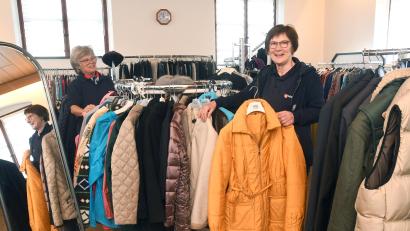 Bild: Gabi Schönberger
Evi Feistl und Marlies Pullmann (von links) sind zwei der ehrenamtlichen Helferinnen, die die "Kleidertruhe" der Malteser in Rothenstadt betreuen.