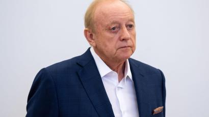 Bild: Sven Hoppe/dpa/Archivbild
Star-Koch Alfons Schuhbeck steht in einem Gerichtssaal des Landgerichts München I.