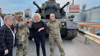 Archivbild: Jörg Blank
Anfang Oktober besichtigte Verteidigungsministerin Christine Lambrecht (SPD, Zweite von rechts) besichtigt mit ihrem ukrainischen Amtskollegen Olexij Resnikow (rechts) im Getreidehafen von Odessa einen ursprünglich aus Deutschland stammenden Flugabwehrpanzer vom Typ Gepard. Die Ukraine benötigt mehr der Luftabwehrsysteme.