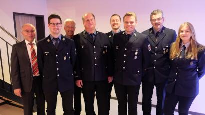 Bild: do
Auch personelle Veränderungen bestimmen die Generalversammlung des Feuerwehrvereins Speinshart. Zum neuen Vorsitzenden wählen die Mitglieder Günter Diepold (Vierter von links). Mit Julian Diepold (Zweiter von links.) und Philipp Seitz (Dritter von rechts) gibt es auch zwei neue Stellvertreter. Ebenfalls neu in Amt und Würden sind stellvertretende Schriftführerin Franziska Kausler (rechts) und stellvertretender Kassier Stefan Schedl (Dritter von links). In ihren Funktionen bestätigt werden Kassier Christofer Neukam (vierter von rechts) und Schriftführer Robert Kausler (Zweiter von rechts). Es gratuliert Bürgermeister Albert Nickl (links).