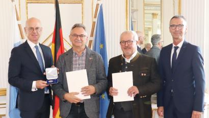 Bild: Regierung der Oberpfalz/Stühlinger-Weinhändler/exb
Regierungspräsident Walter Jonas (links) ehrt Wolfgang Rattai (Zweiter von links) und Herbert Pilhofer (Zweiter von rechts). Beide stammen aus Neukirchen bei Sulzbach-Rosenberg, dessen Bürgermeister Peter Achatzi (rechts) mit in Regensburg war.