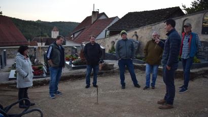 Bild: bnr
Die Gestaltung des Urnenkreisels war Thema eines Ortstermin des Gemeinderates im Friedhof.