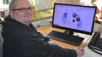 Archivbild: jr
Sachbearbeiter Thorsten Malikowski vor der existierenden, schon recht betagten Homepage der Marktgemeinde, die durch eine neue ersetzt werden soll.