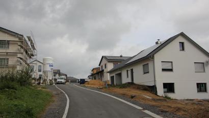 Bild: kro
Die Ortsstraße im Baugebiet Großkonreuth wurde gewidmet und ist damit für den öffentlichen Verkehr frei.