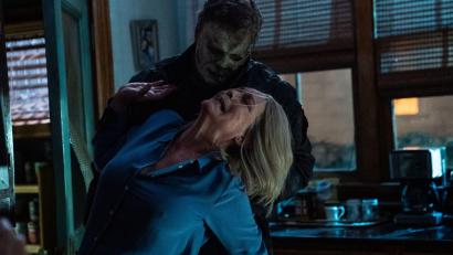 Bild: Ryan Green/Universal Pictures/dpa
Jamie Lee Curtis (vorne) als Laurie Strode und James Jude Courtney als Michael Myers in einer Szene des Films "Halloween Ends"