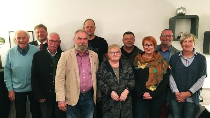 Bild: exb
Der Verein für Tourismus und Gewerbe „Verkehrsverein Kastl“ wählt einen neuen Vorstand (von links): Alt Bürgermeister und Ehrenbürger Hans Raab, Bürgermeister Stefan Braun, Wolfgang Eger, Zweiter Vorsitzender Hans Yberle, Stefan Willner, Lissi Yberle, Wolfgang Pohl, Claudia Zimmermann, Vorsitzender Andreas Otterbein und Evelyne Nürnberger.