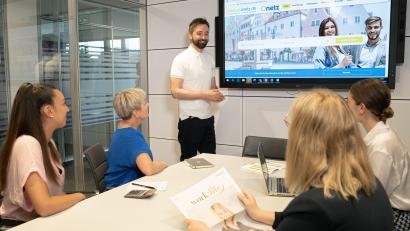 Bild: Marina Gube
Das neugestaltete Job-Portal Stellen.Onetz.de wird von den Spezialisten für Stellenanzeigen final besprochen. Dort sind aktuell über 220.000 Jobs ausgeschrieben.
