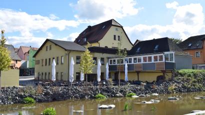 Bild: szl
Der Pächter des Lokals „Pino“ in der Bahnhofstraße darf im rückwärtigen Bereich der Gastronomie als Biergarten nutzen und die Terrasse von 40 auf 90 Quadratmeter vergrößern.