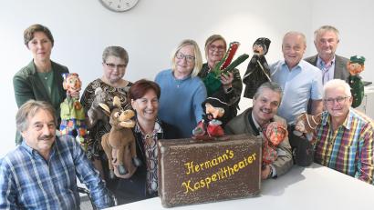 Bild: Gabi Schönberger
Hermann Papaczek (sitzend, links) und Hermann Helgert (stehend, rechts) sind mit ihren Puppen gern gesehene Gäste in vielen Gemeinden, bestätigen die Bürgermeister. Von den Aufführungen profitiert auch der Verein "Lichtblicke" um Vorsitzende Viola Vogelsang-Reichl (links).