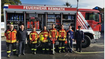 Bild: mde
Die Kommandanten Norbert Weismeier und Peter Denz (von links) gratulierten Eva Scharnagl, Thorsten Lachmann, Fabian Wöhrl, Marco Wöhrl und Fabian Pokorny zur bestandenen Prüfung des Basismoduls der modularen Truppausbildung. Kreisbrandmeister Florian Braunreuther (rechts) attestierte hervorragende Leistungen.