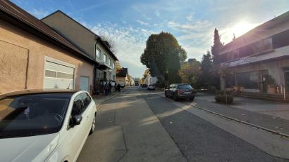 Bild: buc/Markt Eslarn/exb
Die Brennerstraße in Eslarn ist nach einem Jahr wieder freigegeben. Anwohner und Ladenbesitzer mussten während der Dauer der Sanierungsarbeiten mit Verkehrsbehinderungen leben.