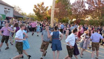 Bild: hme
Diesen Kirwasonntag tanzen gleich drei Gruppen um den Neudorfer Kirwabaum.