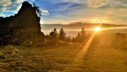 Bild: lg
Fast malerisch: Der Hochfels in Stadlern im Licht der Oktobersonne.