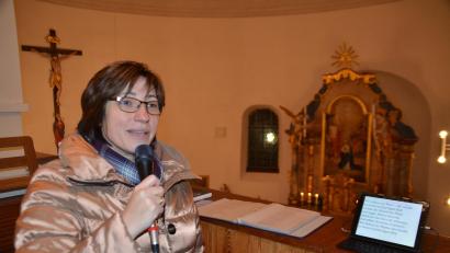 Bild: ak
Brigitte Träger bereicherte die Rosenkranzfeier mit ihren Liedern.