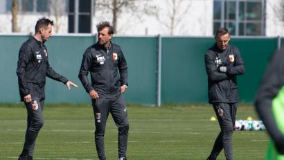 Bild: Sven Hoppe/dpa/Archivbild
Der neue Chef-Trainer Markus Weinzierl (M), Torwarttrainer Kristian Barbuscak (l) und Co-Tainer Tobias Zellner standen bereits in Augsburg zusammen auf dem Trainingsplatz.