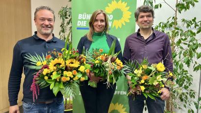 Bild: Eichl
Blumen für die Kandidaten: Laura Weber, Ali Zant (links) und Harald Neumann; die Listenkandidatin für den Bezirkstag, Sonja Reichold, wurde wegen Urlaubs in Abwesenheit gewählt.