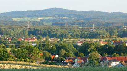 Bild: fjo
Als notwendige Fläche für neue Windräder gibt die Marktgemeinde Waidhaus einzig ein Waldstück (rechter Bildrand, oben) im südlichen Gemeindebereich an der Grenze zum Markt Eslarn preis.