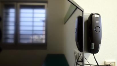 Bild: Harald Tittel/dpa
Ein Telefon hängt an der Wand in einer Zelle einer Justizvollzugsanstalt (JVA). Bayerische Gefangene sollen künftig häufiger telefonieren dürfen.