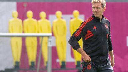 Bild: Peter Kneffel/dpa
FC Bayerns Trainer Julian Nagelsmann geht über das Trainingsgelände seines Vereins.