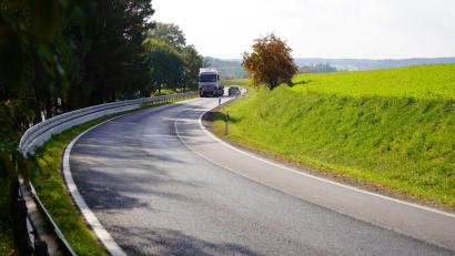Bild: fvo
Hier geht es manchmal ganz schön eng zu: Die Staatsstraße von Waldthurn nach Vohenstrauß (hier kurz vor Obertresenfeld).